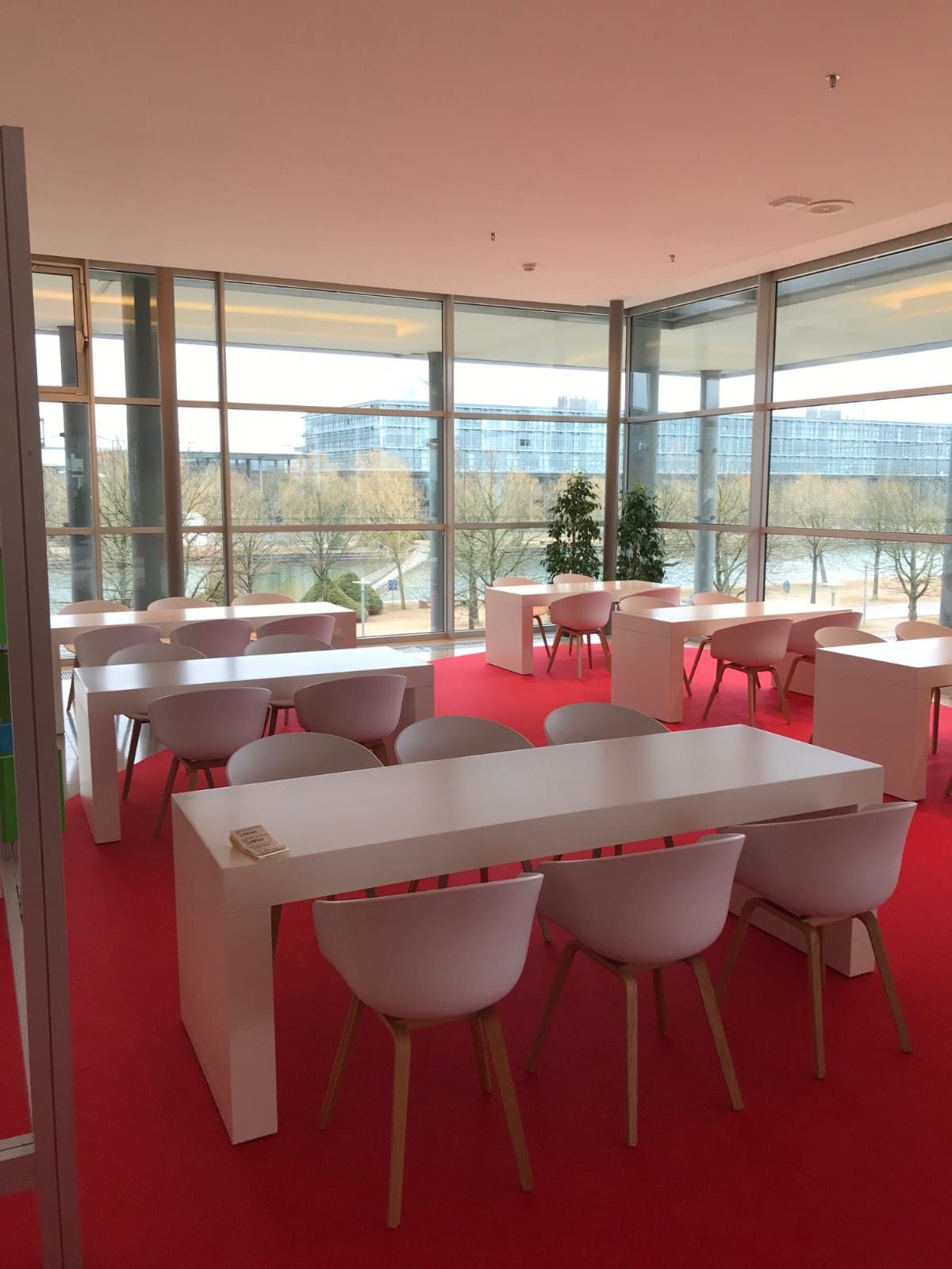 Bestuhlter Kongresssaal mit Bühne und Technik