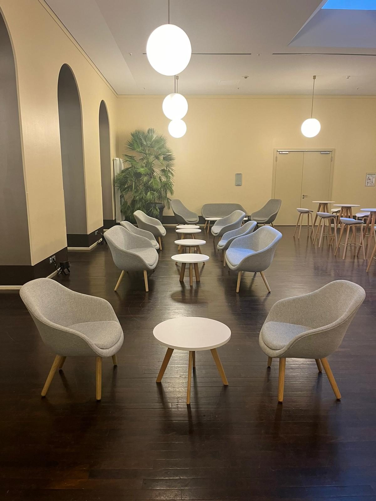 Loungebereich mit Sitzgruppen auf einer Veranstaltung